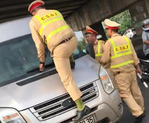 CSGT nhảy lên đầu ô tô, túm cần gạt nước vì tài xế không chịu dừng xe