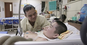 Bé trai 15 tuổi hồi phục thần kỳ sau 2 năm sống thực vật