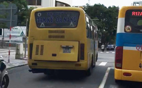 Đà Nẵng điều tra xe buýt lấn làn, ép xe máy khiến dân mạng giận dữ