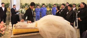 Chú rể tổ chức lễ cưới trong đám tang cô dâu qua đời vì ung thư