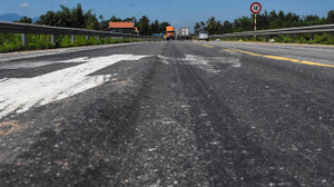 Đường 34.500 tỷ 'đánh bẫy' người đi đường do sụt lún