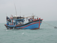 Tàu hỏng máy trôi dạt ở Trường Sa, ngư dân yêu cầu trợ giúp khẩn