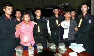 Bị chặn bắt, 2 kẻ vận chuyển 30 bánh heroin điên cuồng lao ô tô vào xe cảnh sát