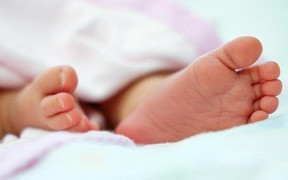 Bé trai 'biến' thành con gái sau một tháng chào đời