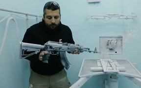 Video: Súng AK Nga nổ vang rền dù bụi bám đầy và có cát sâu bên trong