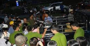 Bị khống chế sau ẩu đả, 7 thanh niên chặn xe đánh 2 cảnh sát 113 bị thương