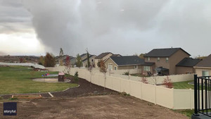 Video: Ngoạn mục bức tường mưa tuyết khổng lồ đổ ập xuống thành phố Mỹ