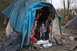 Chạy trốn khỏi đất nước, dân di cư sống tạm bợ, đánh cược tính mạng mòn mỏi mơ 'miền đất hứa'