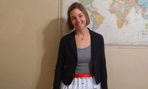 Ngày bảo vệ luận án tiến sĩ, cô gái mặc váy làm từ 17 lá thư từ chối