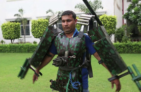 Độc đáo chiếc áo giáp Iron Man với súng điều khiển từ xa của người đàn ông Ấn Độ