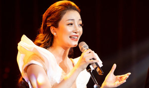 'Họa mi bán cổ điển' Phạm Thu Hà thăng hoa khi hát nhạc cách mạng