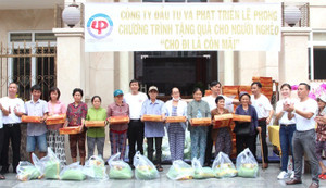 Lê Phong trao quà cho người nghèo dịp tháng 7 âm lịch