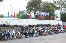 Những hàng xe thẳng tắp trước giờ tan trường ở Hà Tĩnh