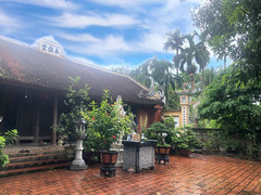 Trẻ 2 tuổi bị bỏ rơi trước cổng chùa, không lời nhắn nhủ