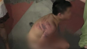 Mẹ đánh con bầm tím, bắt cởi quần áo quỳ ở vỉa hè