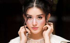 Á hậu Huyền My mặc xuyên thấu, hoá Na Tra đi xem thời trang đêm Halloween