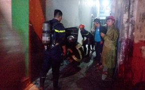 Cảnh sát phá cửa cứu 3 người kẹt trong ngôi nhà đang cháy ở Đà Nẵng