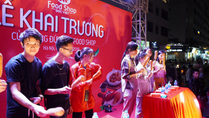 Giới trẻ hào hứng trước thử thách ăn hotdog siêu to khổng lồ