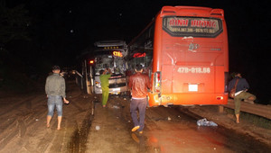 Tai nạn liên hoàn giữa 3 xe khách, đường Hồ Chí Minh tắc suốt 4 giờ