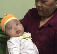 Bé trai bị bỏ rơi trước cổng nhà trưởng thôn kèm phong bì 1 triệu đồng