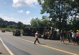 Lật xe container trên đường Hồ Chí Minh, 4 người bị thương nặng