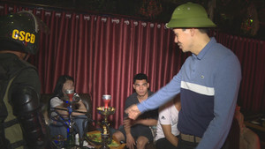 Video: Giám đốc công an Đắk Lắk dẫn quân triệt phá 3 tụ điểm chơi ma túy