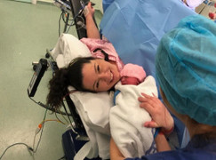 Bé gái bị gãy chân khi vẫn còn trong bụng mẹ