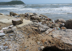 Ảnh: Sóng đánh vỡ hơn trăm mét kè chắn sóng, 300 hộ dân chài nơm nớp lo