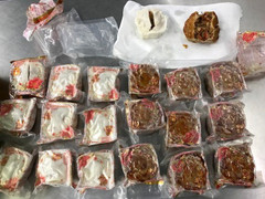 Du khách Việt bị trục xuất vì mang bánh trung thu vào sân bay