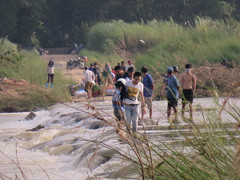 Đò ngang bị cấm, người phụ nữ câm chết đuối khi lội sông đi chợ