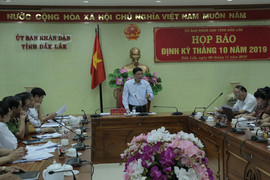 Hiệu trưởng liên tục nhận án kỷ luật vẫn được tại vị vừa xin thôi việc