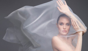 Loạt ảnh táo bạo chưa từng thấy của Angelina Jolie