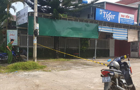 Nhóm côn đồ mang súng, dao, mã tấu chặn trước quán nhậu, bắn chết một người