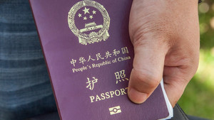 Philippines làm visa dán đè ‘đường lưỡi bò’ phi pháp trên hộ chiếu Trung Quốc