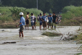 Dân phải lội nước qua sông và những cái chết được báo trước ở sông Trà Khúc