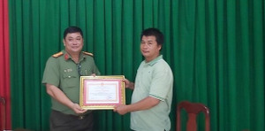 Khen thưởng người đàn ông giúp công an bắt tội phạm