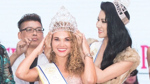 Hoa hậu Loan Vương sang Singapore trao vương miện cho người kế nhiệm