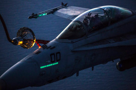 Phi công Mỹ chụp ảnh tự sướng, đọc sách, chải ria mép khi đang bay