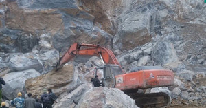 Sạt lở đất đá khi thi công mở hào thoát nước, 4 người thiệt mạng