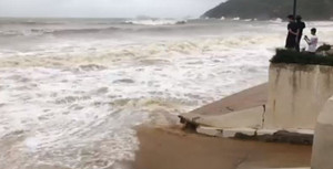 Bão số 6 áp sát đất liền, sóng biển lên cao gần 7m