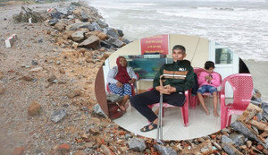 Ảnh: Kè chắn sóng bị đánh tan tác, dân làng chài sơ tán tránh bão