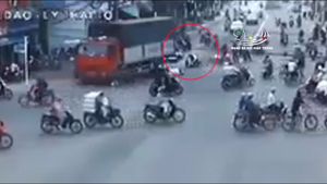 Video: Xe tải đâm hàng loạt xe máy dừng đèn đỏ