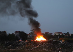 Khói đốt vải khét lẹt đầu độc dân làng vải vụn ở ngoại thành Hà Nội