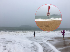 Mặc cảnh báo bão số 6, du khách Nha Trang vẫn ra biển chụp hình 'sống ảo'