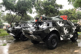 Quân đội điều xe bọc thép đến vùng tâm bão số 6