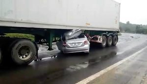 Ô tô 4 chỗ bị đè bẹp dưới gầm xe containe, 2 người chết trong cabin