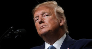 Ông Trump lại bị nghi quên lời khi hát Quốc ca Mỹ