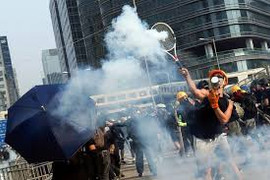 Biểu tình Hong Kong chìm trong bạo lực