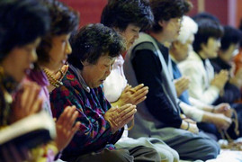 Video: Phụ huynh Hàn Quốc lên chùa cầu may trước ngày con thi đại học