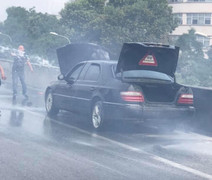 Ô tô Mercedes bốc cháy dữ dội trên đường vành đai 3 trên cao, tài xế bung cửa thoát thân